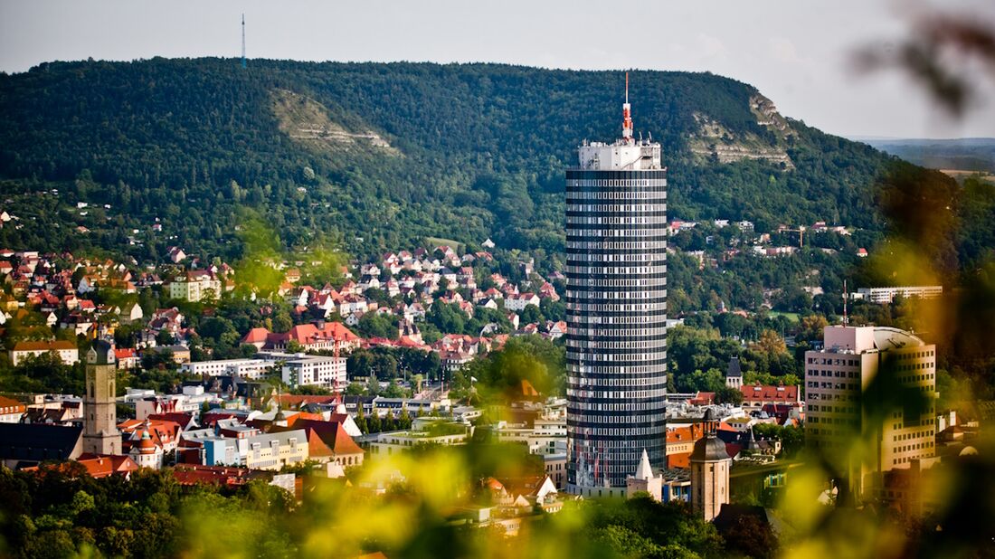 Stadtansicht Jena mit modernen und historischen Gebäuden im Vordergrund.