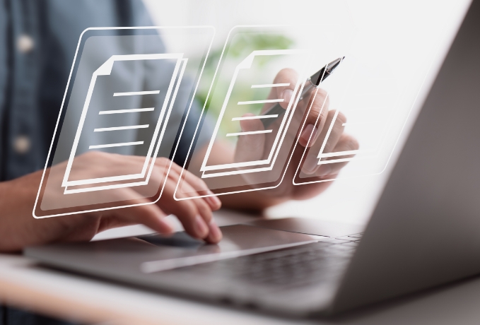 Person, die an einem Laptop arbeitet