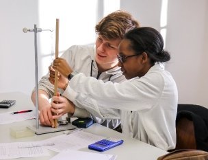 Studierende in einem Labor