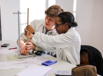 Studierende arbeiten in einem Labor.
