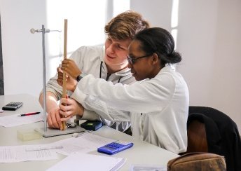Studierende in einem Labor